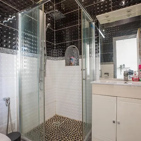 Ideally Placed To Visit + Bright Flat - Idealement Place Pour Visiter + Lumineux Toulon